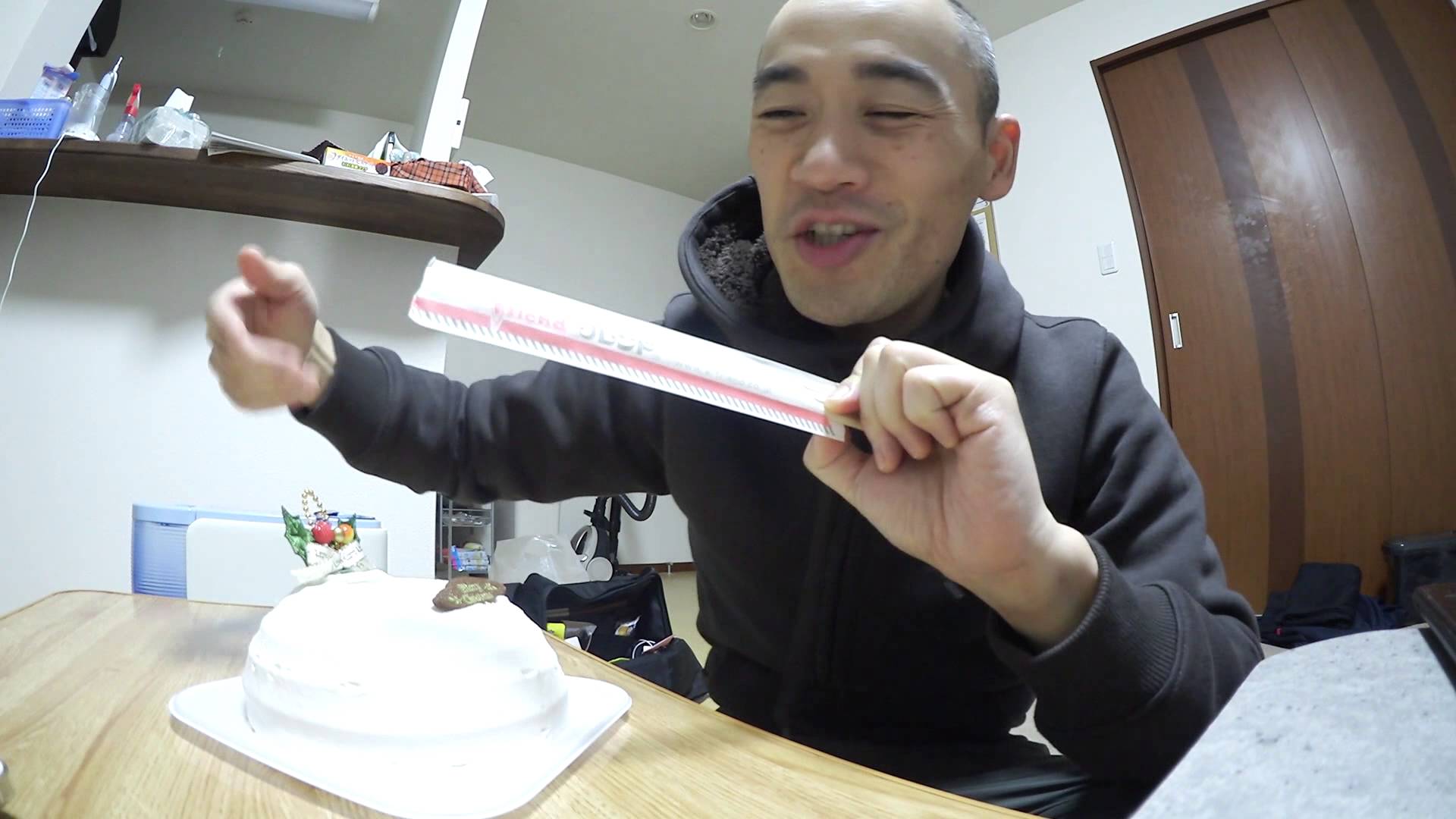 どうでもいい動画シリーズ第２１弾「ひとりクリスマスイブ、箸でケーキを食べる」