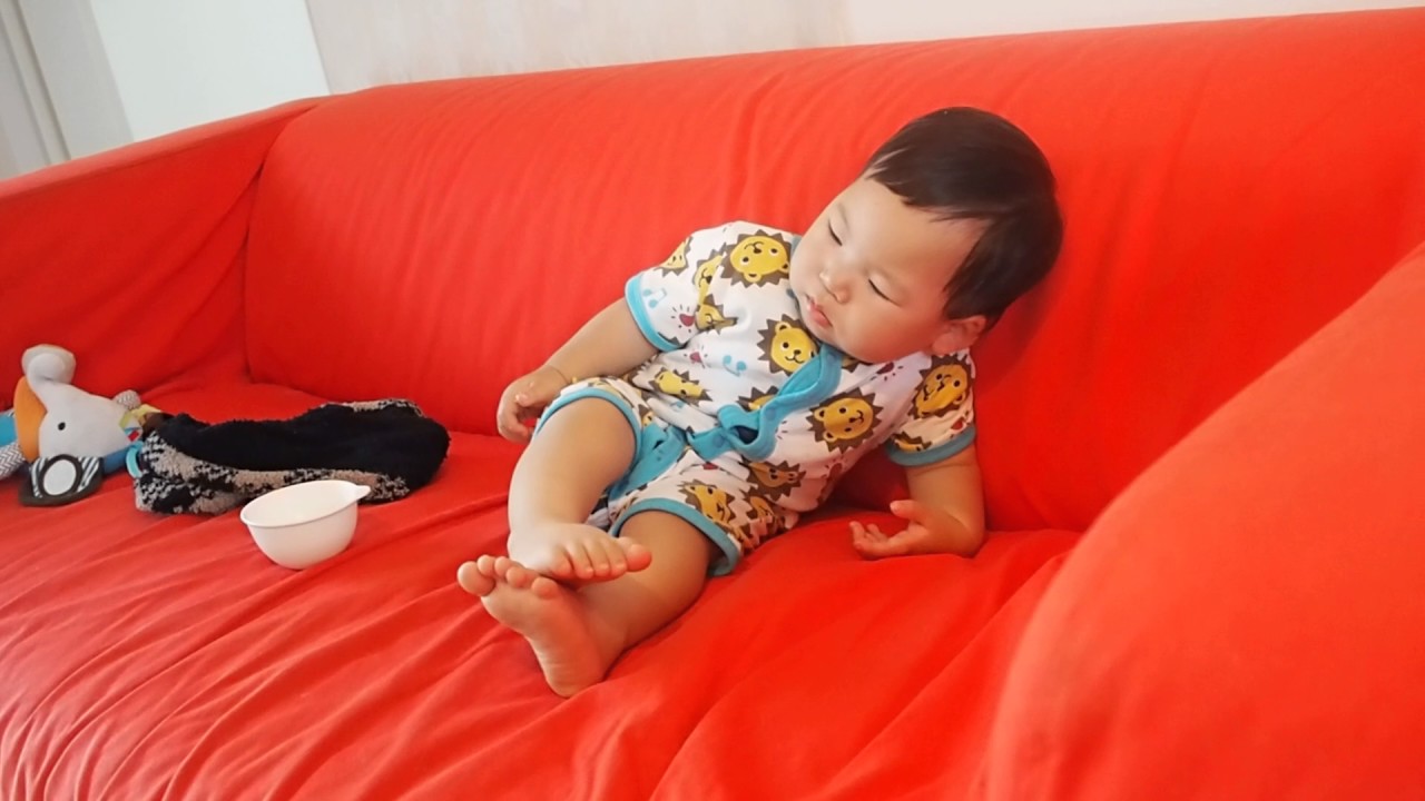 IKEAのソファーで睡魔との戦い！生後13ヶ月の赤ちゃん